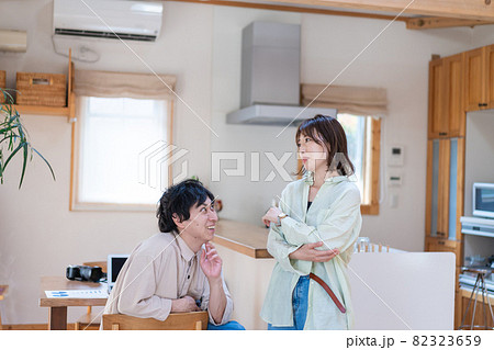おうちで過ごす若いカップル 82323659