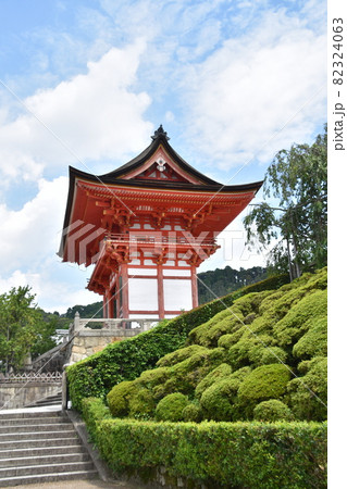 夏の清水寺　仁王門 82324063