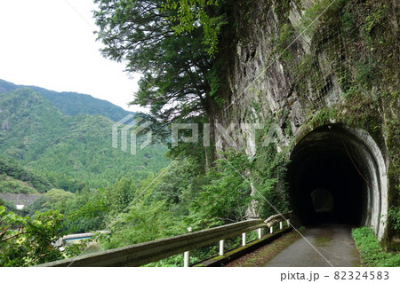 豊橋鉄道田口線跡 緑の山とトンネル 豊橋鉄道田口線跡 緑の山とトンネル 82324583