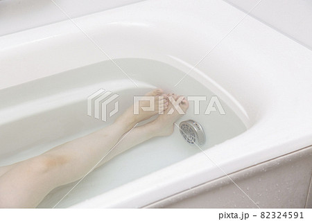 お風呂に入る女性の足元 82324591