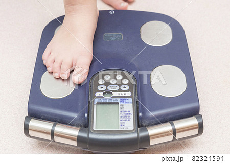 体重計にのる女の子 82324594