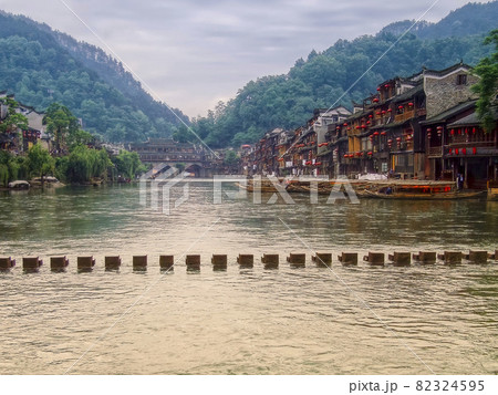 中国湖南省 鳳凰古城 沱江 跳岩 / Fenghuang, Hunan, China 82324595