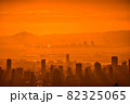 夕焼けで真っ赤に照らされた大阪のビル群 82325065