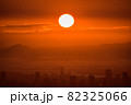大阪の街に沈む真っ赤な夕日 82325066