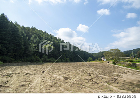 田畑 山 風景 82326959