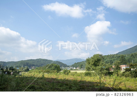 田畑 山 風景 82326963