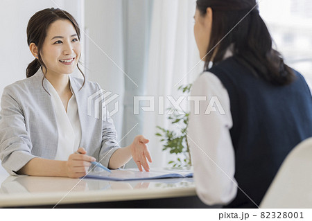 女子学生と面談をする塾講師 高校生 中学生 女子学生と面談をする塾講師 高校生 中学生 82328001