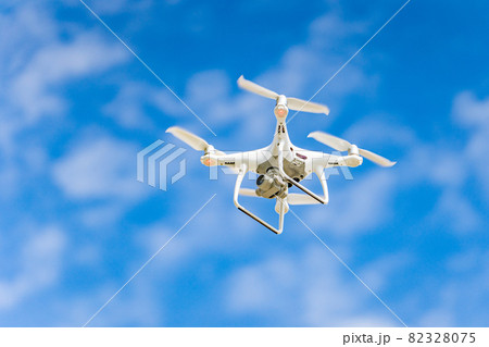 ドローンと青空 82328075