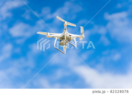 ドローンと青空 82328076