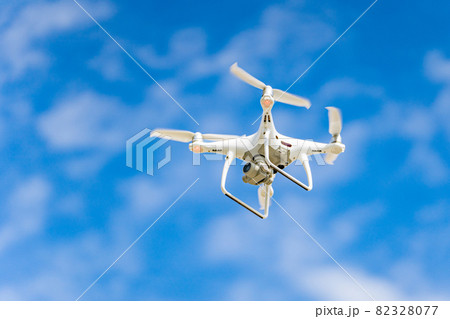 ドローンと青空 ドローンと青空 82328077