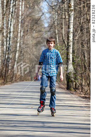Boy roller skating 82328236
