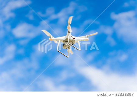 ドローンと青空 82328397