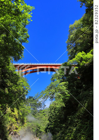 小安峡　大噴湯遊歩道　河原湯橋 82329352