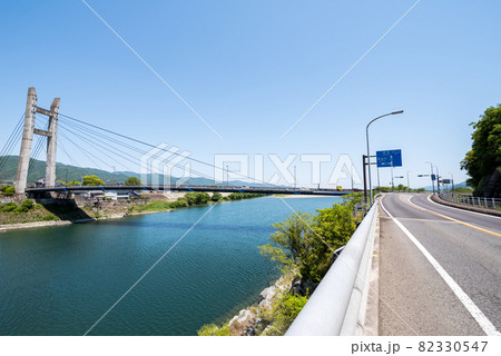 【岩津橋】快晴の吉野川に掛かる斜張橋 82330547