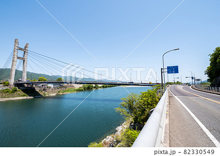 【岩津橋】快晴の吉野川に掛かる斜張橋 【岩津橋】快晴の吉野川に掛かる斜張橋 82330549