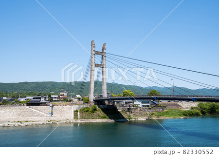【岩津橋】快晴の吉野川に掛かる斜張橋 82330552