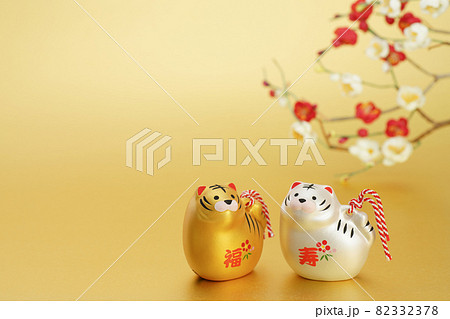 年賀素材　金銀の寅と紅白の梅の花　金色バック 82332378