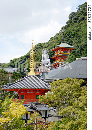 朝護孫子寺　玉蔵院の三重塔と地蔵菩薩坐像遠望　奈良県生駒郡 82332726
