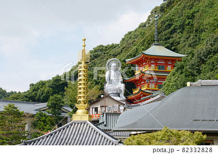 朝護孫子寺 玉蔵院の三重塔と地蔵菩薩坐像遠望 奈良県生駒郡 朝護孫子寺 玉蔵院の三重塔と地蔵菩薩坐像遠望 奈良県生駒郡 82332828
