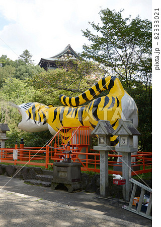 護孫子寺　参道の大寅と本堂　奈良県生駒郡 82333021