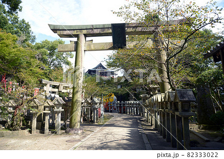 護孫子寺　参道の鳥居と本堂　奈良県生駒郡 82333022
