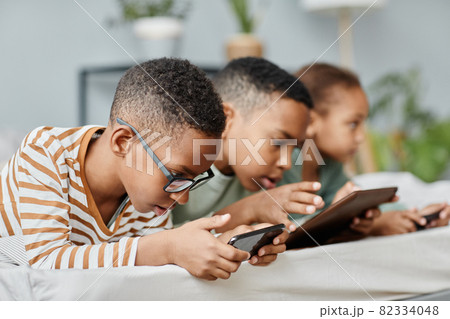 Kids on Internet Kids on Internet 82334048