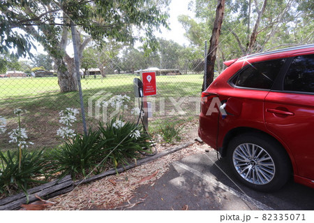 電気自動車の充電風景_1 82335071
