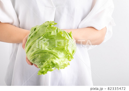 レタスを持つ女性 新鮮野菜 春レタス 秋レタス レタスを持つ女性 新鮮野菜 春レタス 秋レタス 82335472