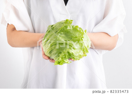 レタスを持つ女性 新鮮野菜 春レタス 秋レタス レタスを持つ女性 新鮮野菜 春レタス 秋レタス 82335473