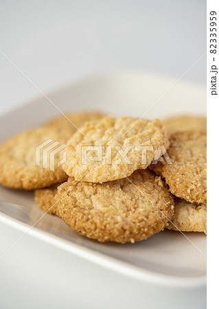 白いお皿にのった全粒粉クッキー 白背景 の写真素材
