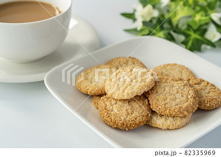 白いお皿にのった全粒粉クッキーとミルクティー【白背景】 白いお皿にのった全粒粉クッキーとミルクティー【白背景】 82335969