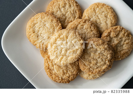 白いお皿にのった全粒粉クッキー【黒背景】 白いお皿にのった全粒粉クッキー【黒背景】 82335988