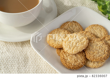 白いお皿にのった全粒粉クッキーとミルクティー 白いお皿にのった全粒粉クッキーとミルクティー 82336007