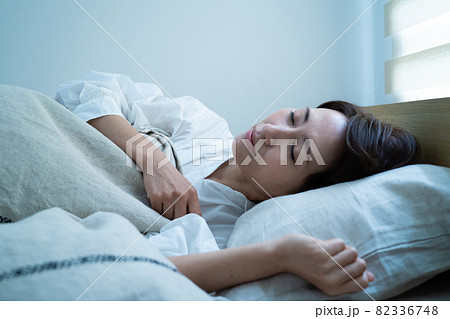 ミドル女性の睡眠イメージ ミドル女性の睡眠イメージ 82336748