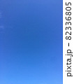 雲ひとつ無い、青々とした空の海 82336805