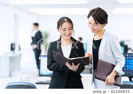 ビジネス 会議 ビジネスマン オフィス 女性 ビジネス 会議 ビジネスマン オフィス 女性 82336835