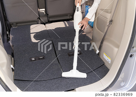 ハンディー掃除機で自動車の荷室を掃除するシニア男性 ハンディー掃除機で自動車の荷室を掃除するシニア男性 82336969