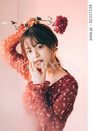 一輪の花と女性 82337338