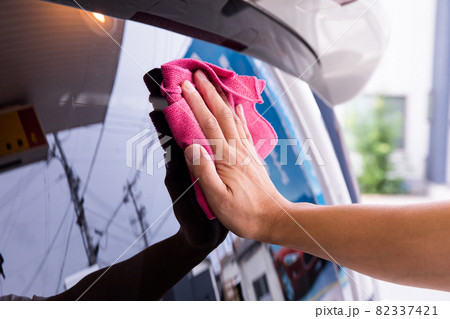 洗車をする男性　洗車をする手元 82337421