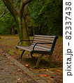 秋、静かな公園のベンチ 82337438