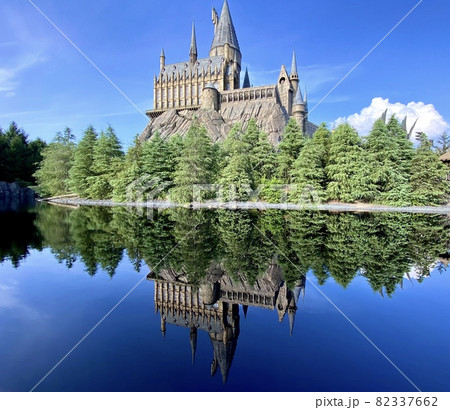 晴天をバックにしたお城と池に反射する逆さのお城 82337662