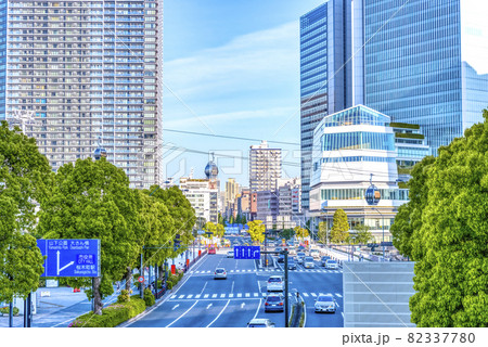 横浜桜木町の都市風景 ロープウェイと高層ビル 横浜桜木町の都市風景 ロープウェイと高層ビル 82337780