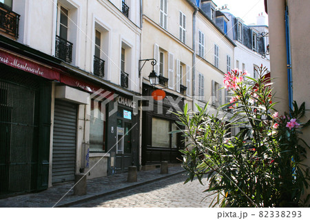 パリ・モンマルトルの裏道り パリ・モンマルトルの裏道り 82338293
