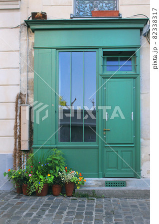 パリの住宅入り口 82338317