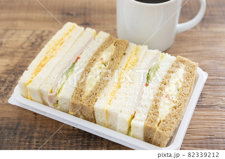 美味しいミックスサンドとホットコーヒー 82339212