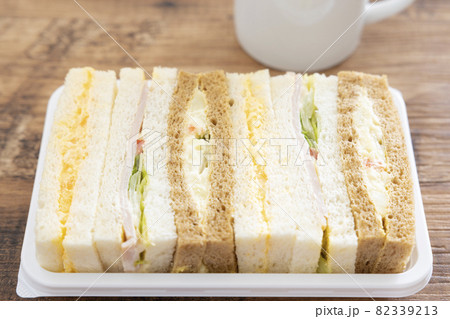 美味しいミックスサンドとホットコーヒー 82339213