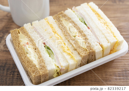 美味しいミックスサンドとホットコーヒー 美味しいミックスサンドとホットコーヒー 82339217