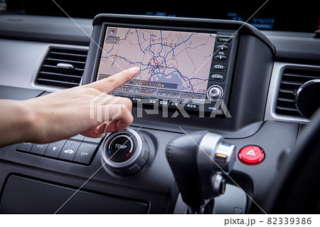 カーナビで道を調べる女性 カーナビを使う人 82339386
