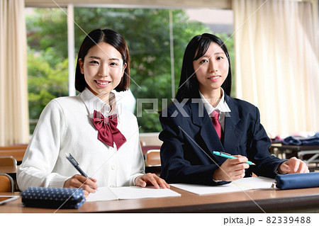 授業中に勉強をする女子学生のイメージ 82339488