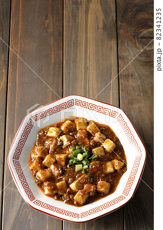 お豆腐がたくさん入っている四川風麻婆豆腐を俯瞰で撮影 お豆腐がたくさん入っている四川風麻婆豆腐を俯瞰で撮影 82341235